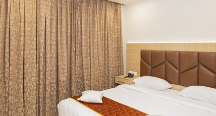 LEE BENZ-ARK HOTEL Room Type - Suite