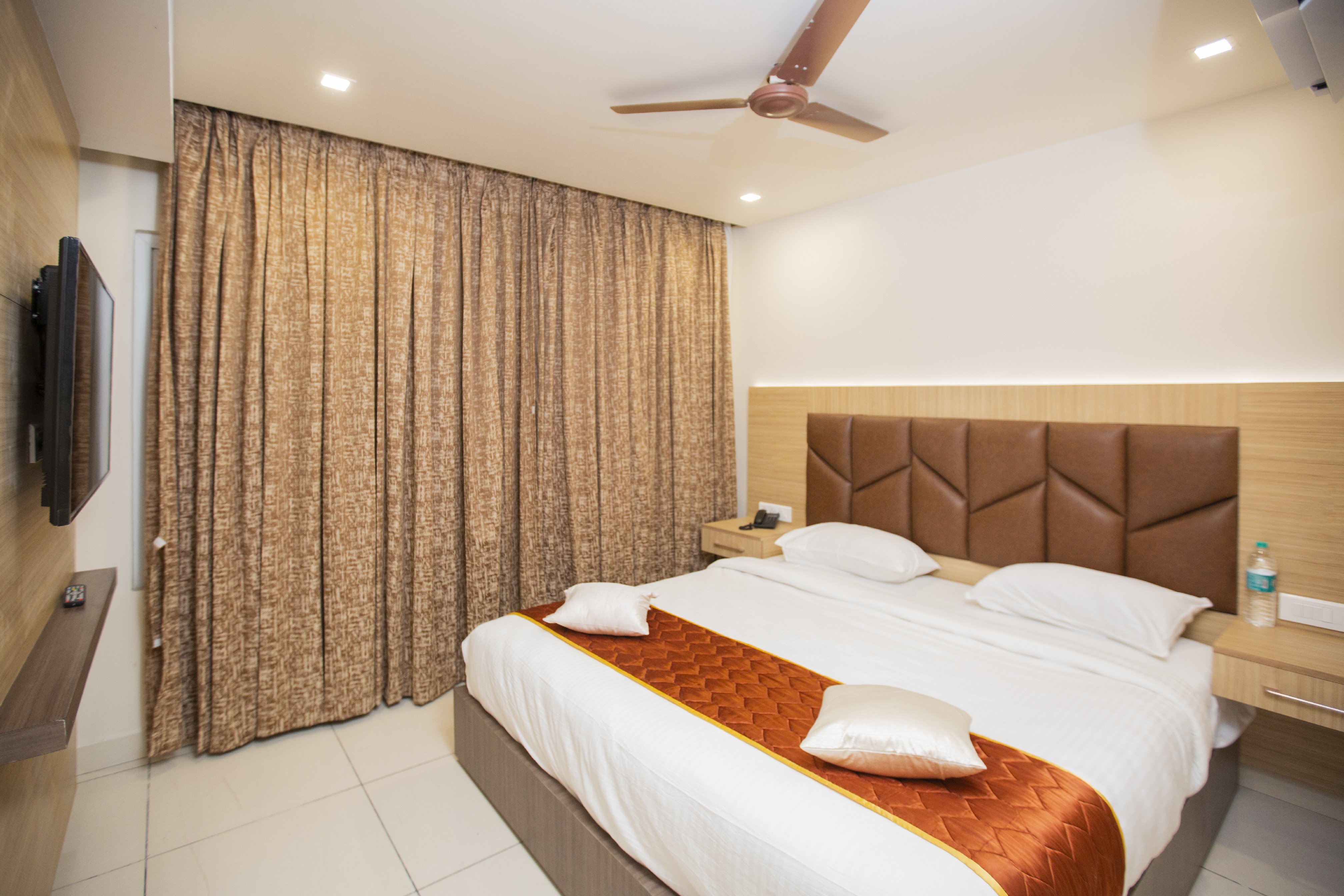 LEE BENZ-ARK HOTEL Room Type - Deluxe Room AC