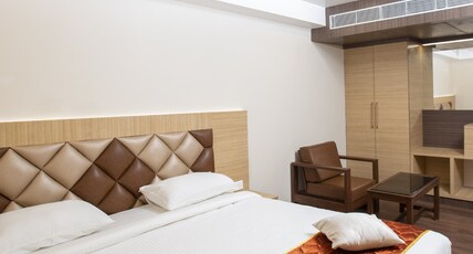LEE BENZ-ARK HOTEL Room Type - TEMPLE VIEW SUITE