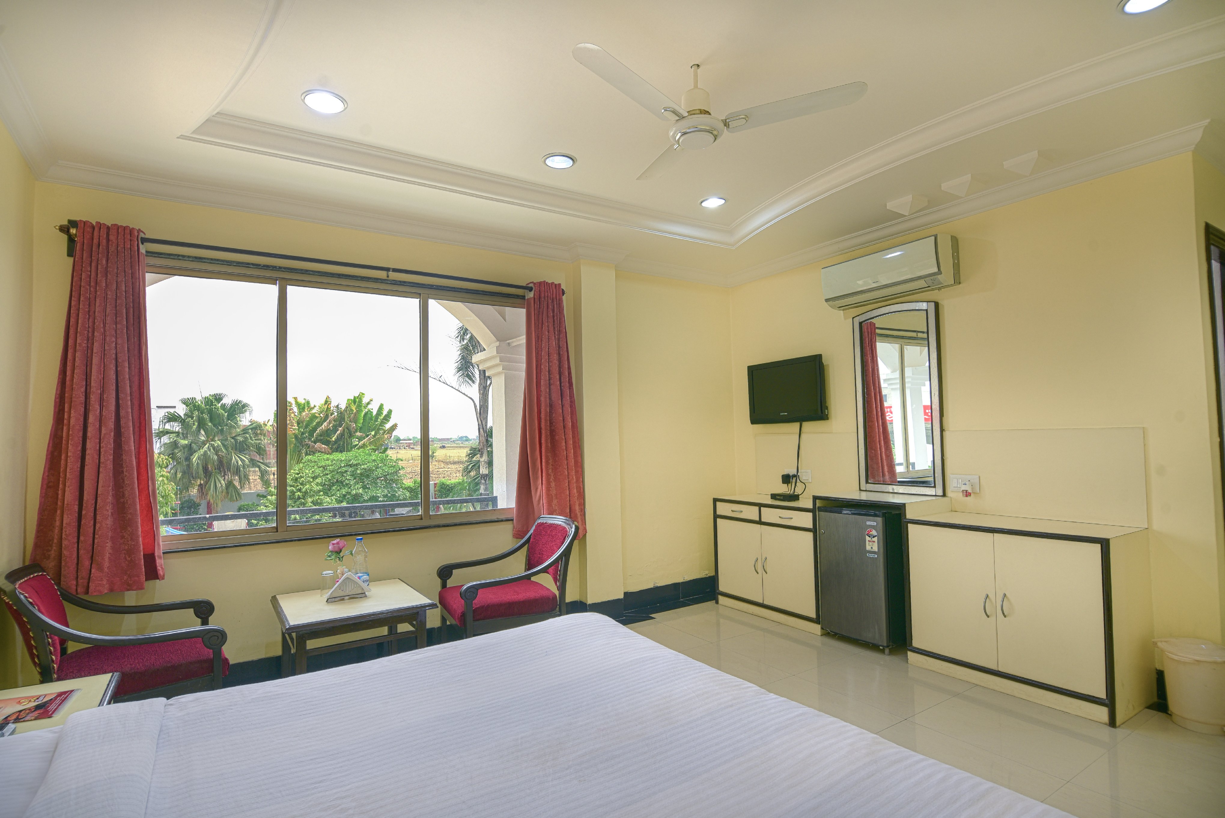 Hotel Shark Inn - Tap to explore photos