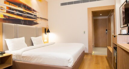 Hotel Orange 35 Room Type - Luxury Room with Work Desk