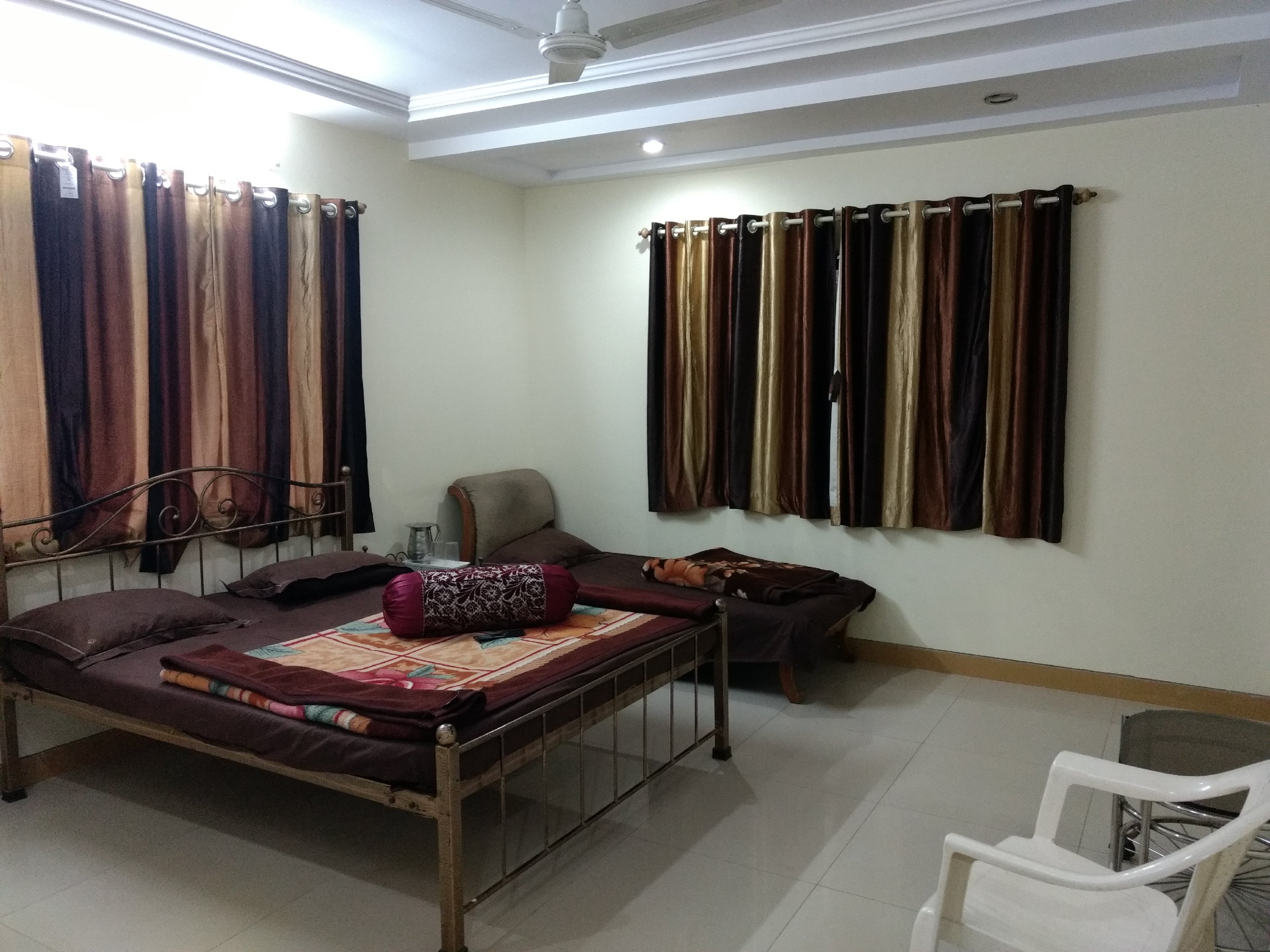 Hotel Shanti Palace - Tap to explore photos