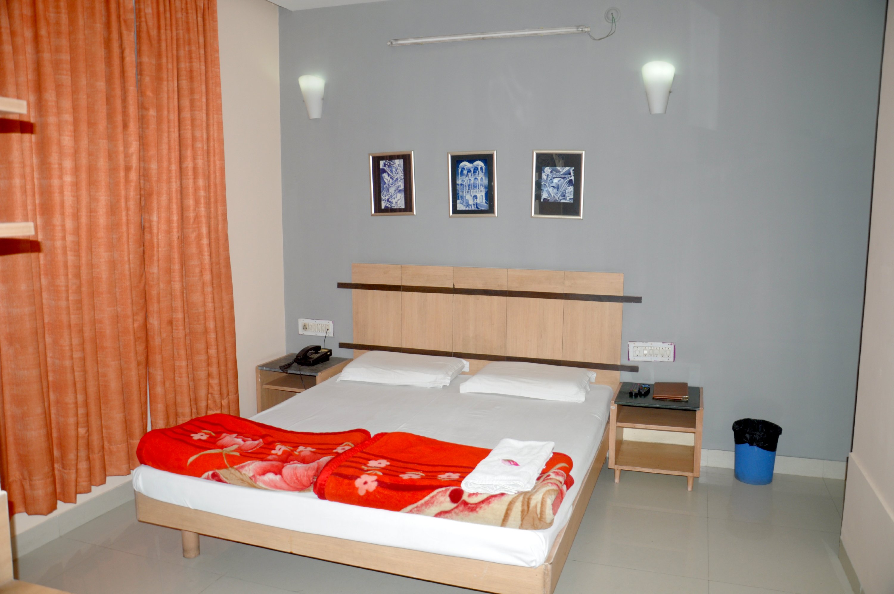 Jyoti Hotel Room Type - DELUXE ROOM (A.C.)
