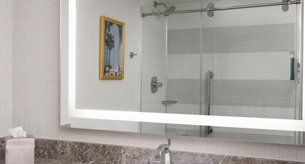 DoubleTree by Hilton Gainesville Room Type - 1 KING HEARING ACCESSIBLE