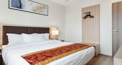 Ramada by Wyndham Flushing Queens Room Type - 1 King Bed, Premier Room, Jetted Tub, Non-Smoking