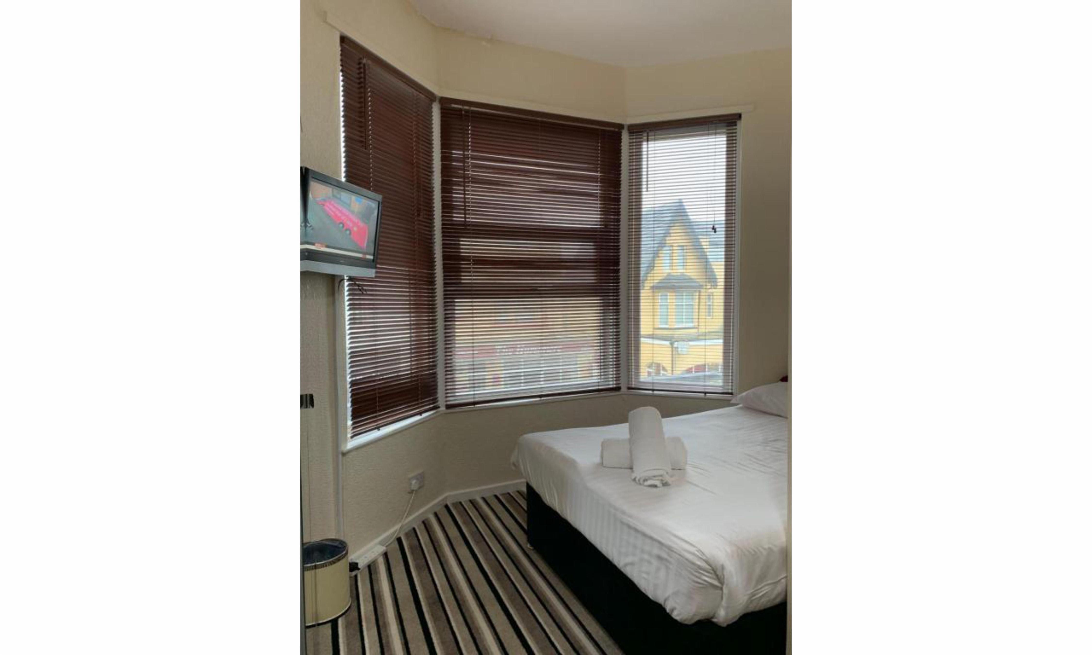 OYO Wave Crest Hotel Room Type - Superior Family of 4