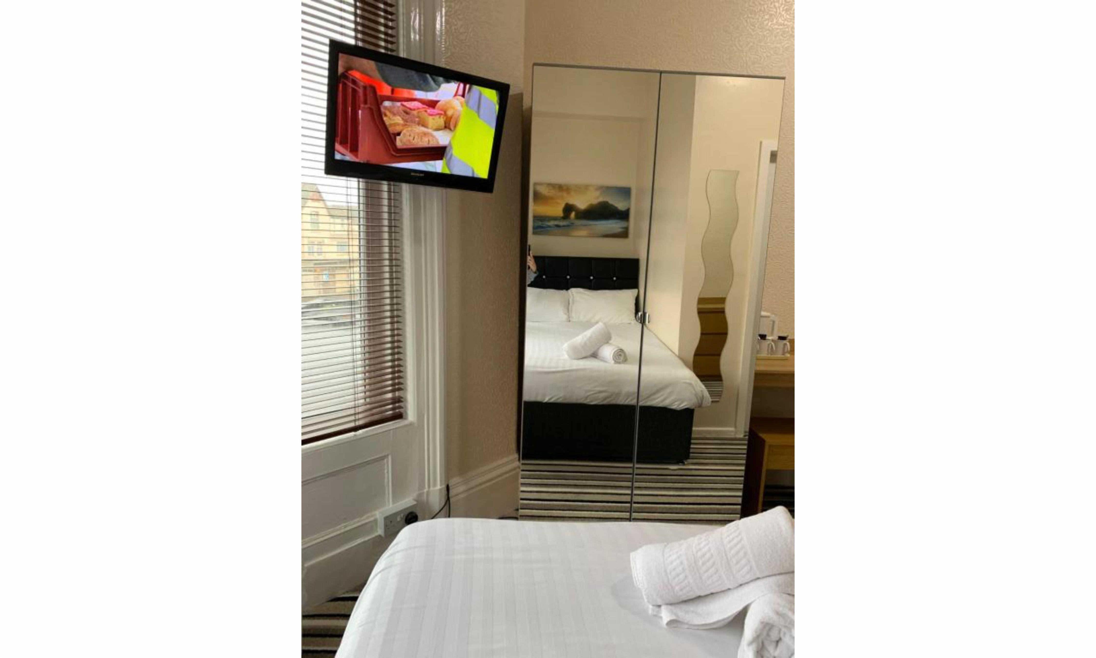 OYO Wave Crest Hotel Room Type - Standard Family Room for 4