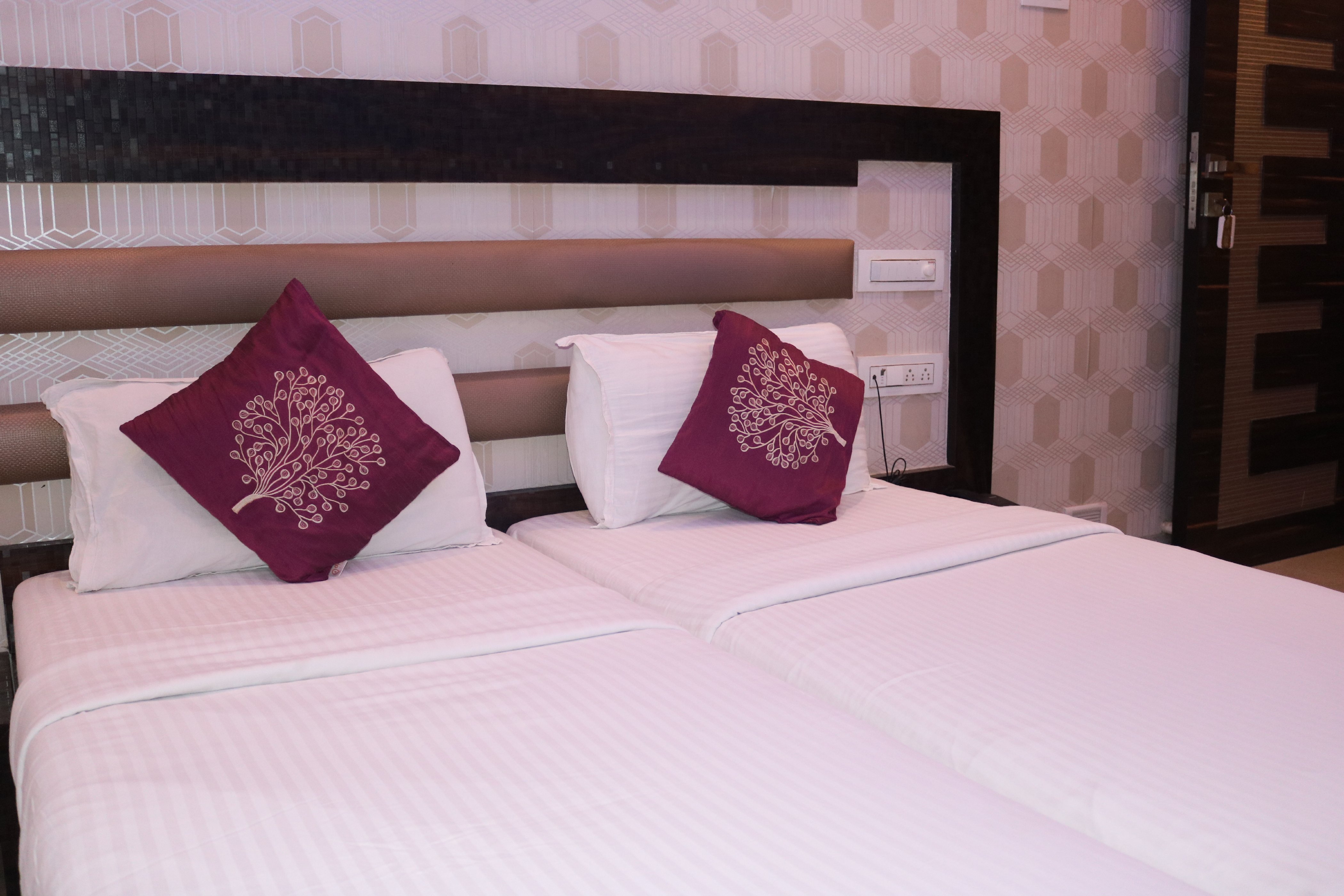 Hotel Modern - Tap to explore photos