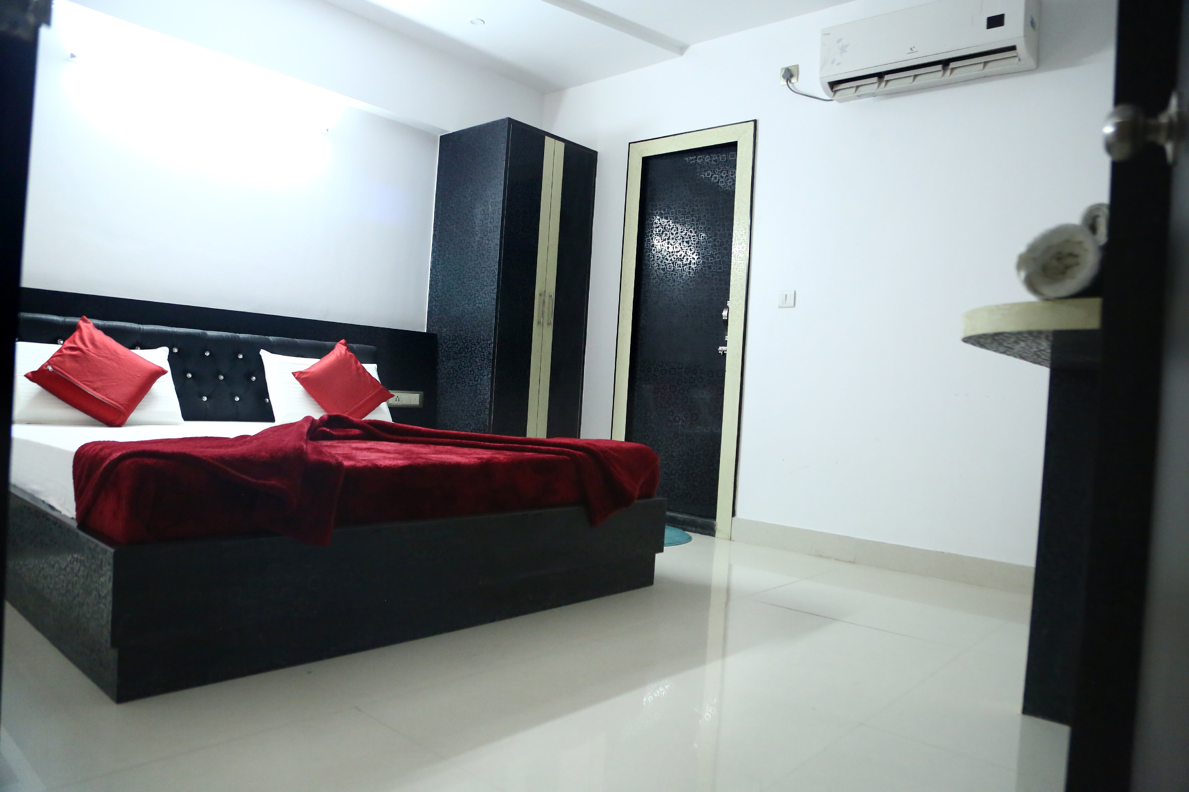 Hotel Golden Inn - Tap to explore photos