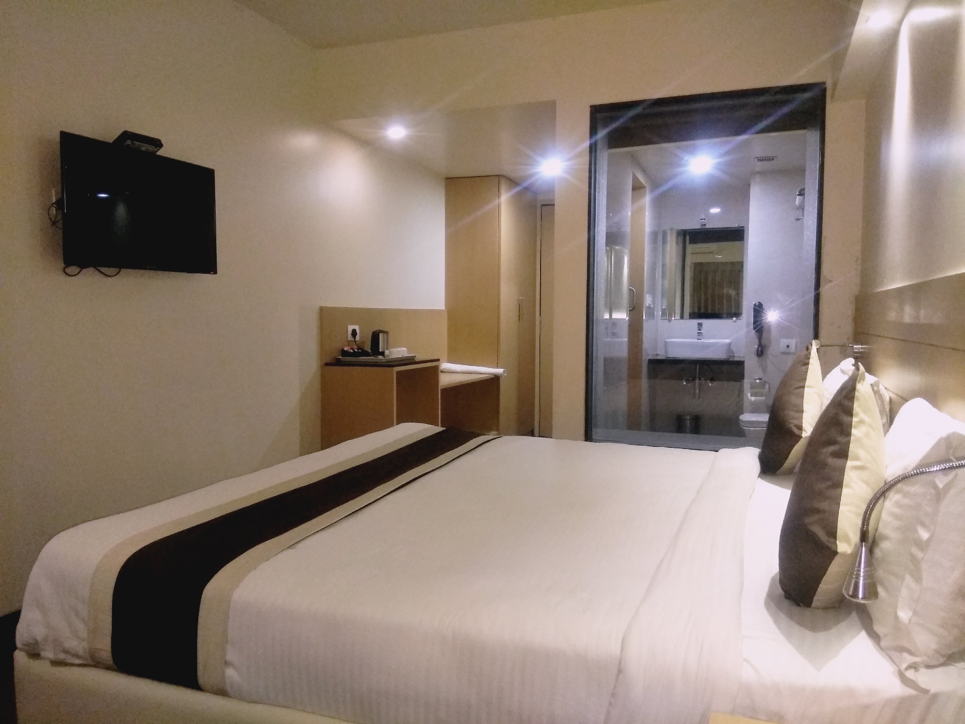 Hotel The Blossom - Tap to explore photos