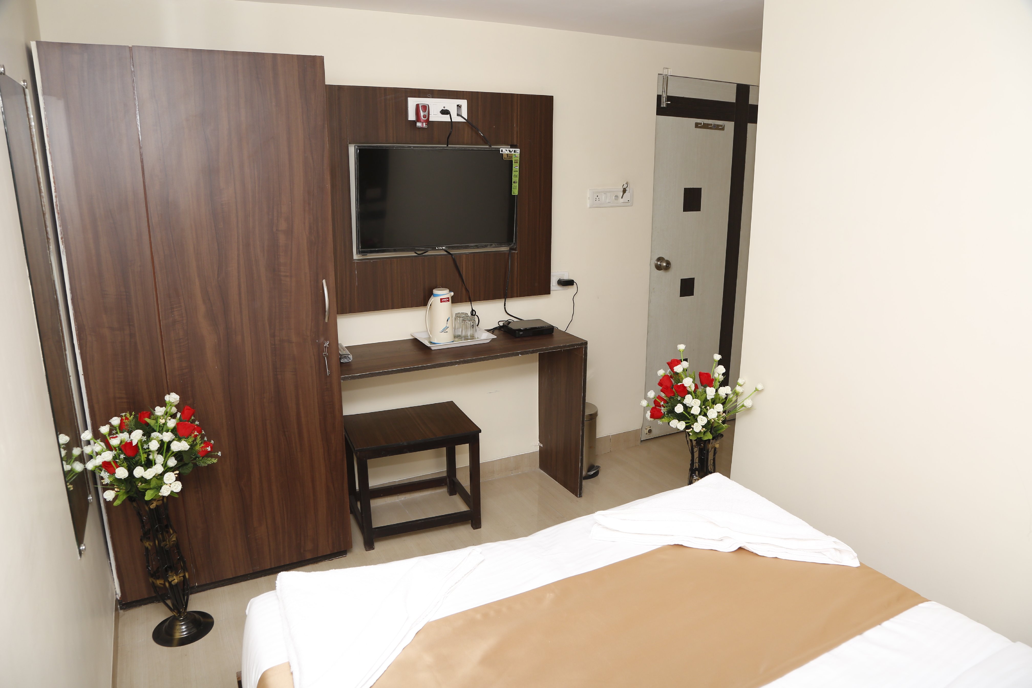 Hotel Royal Onix - Tap to explore photos