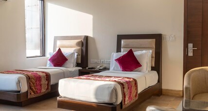 HOTEL CENTRAL PALACE @ Rajpur Road Room Type - Executive Twin Bed Room with Balcony