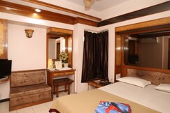 Hotel Dhanraj Palace