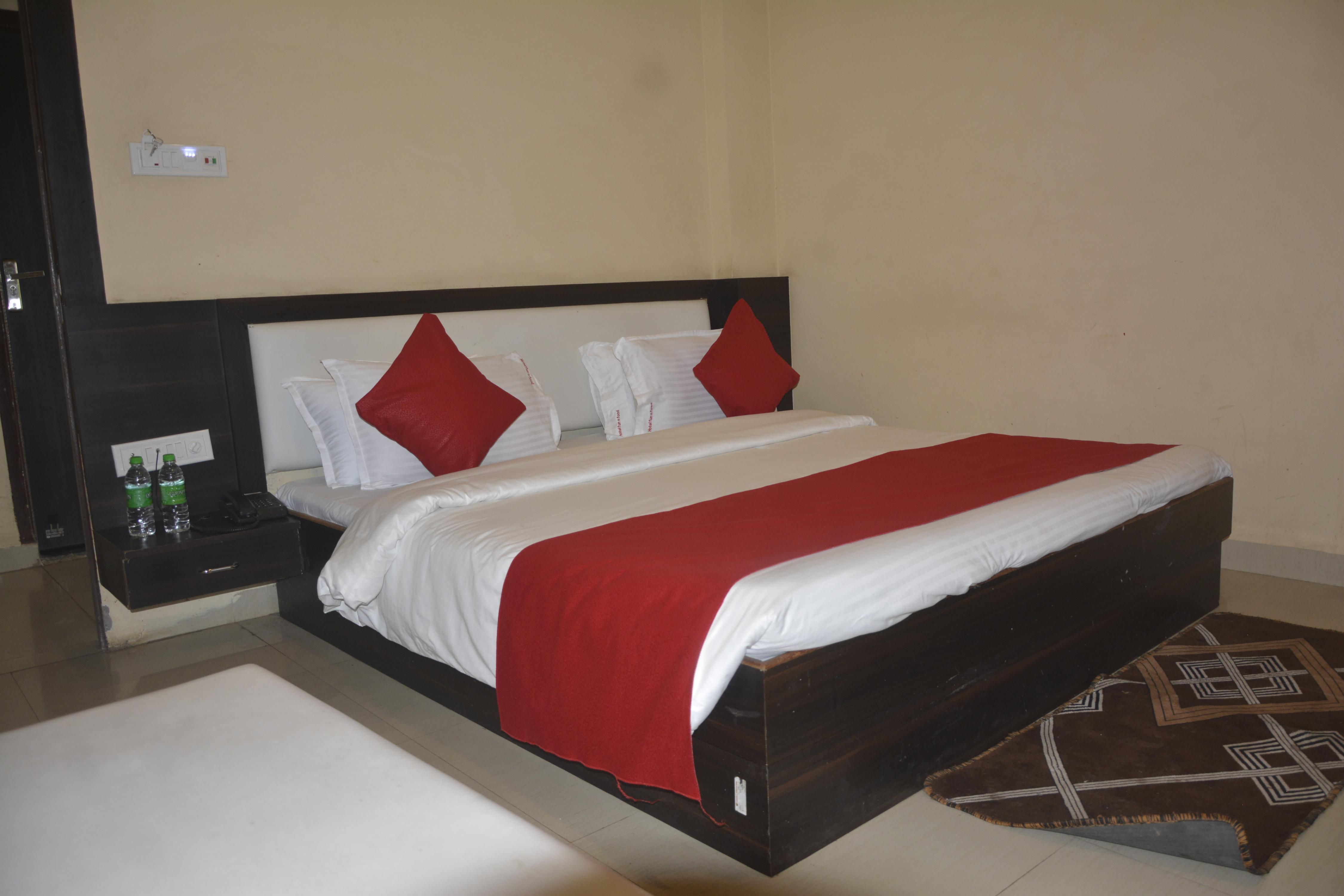 Hotel Fun N Food Room Type - Deluxe Room