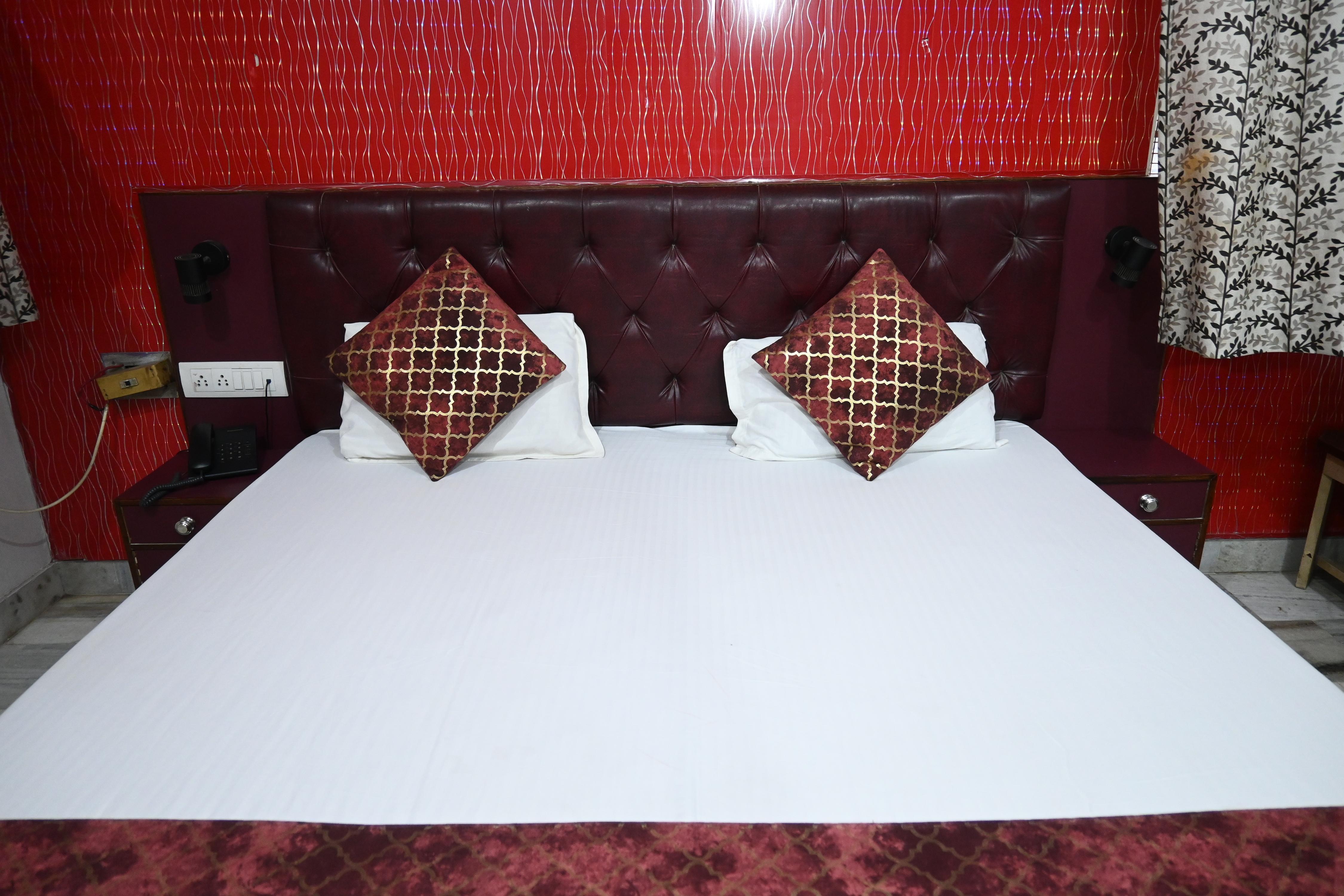 Hotel Barahdari - Tap to explore photos