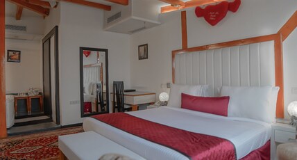 Hotel Rose Petal Room Type - LUXURY SUITE ROOM WITH FREE HEATING 24HRS
