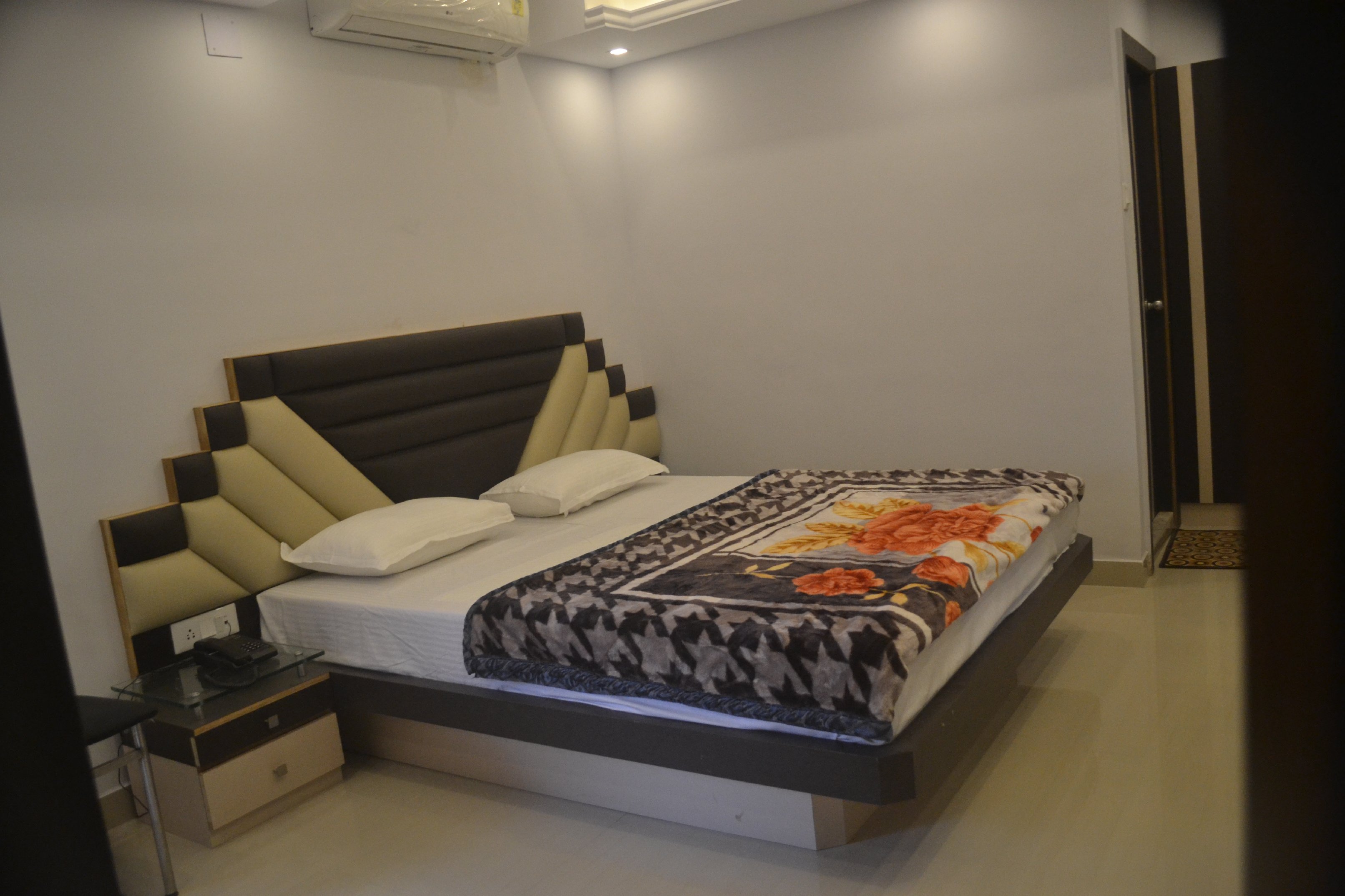HOTEL S G INTERNATIONAL Room Type - DELUXE ROOM