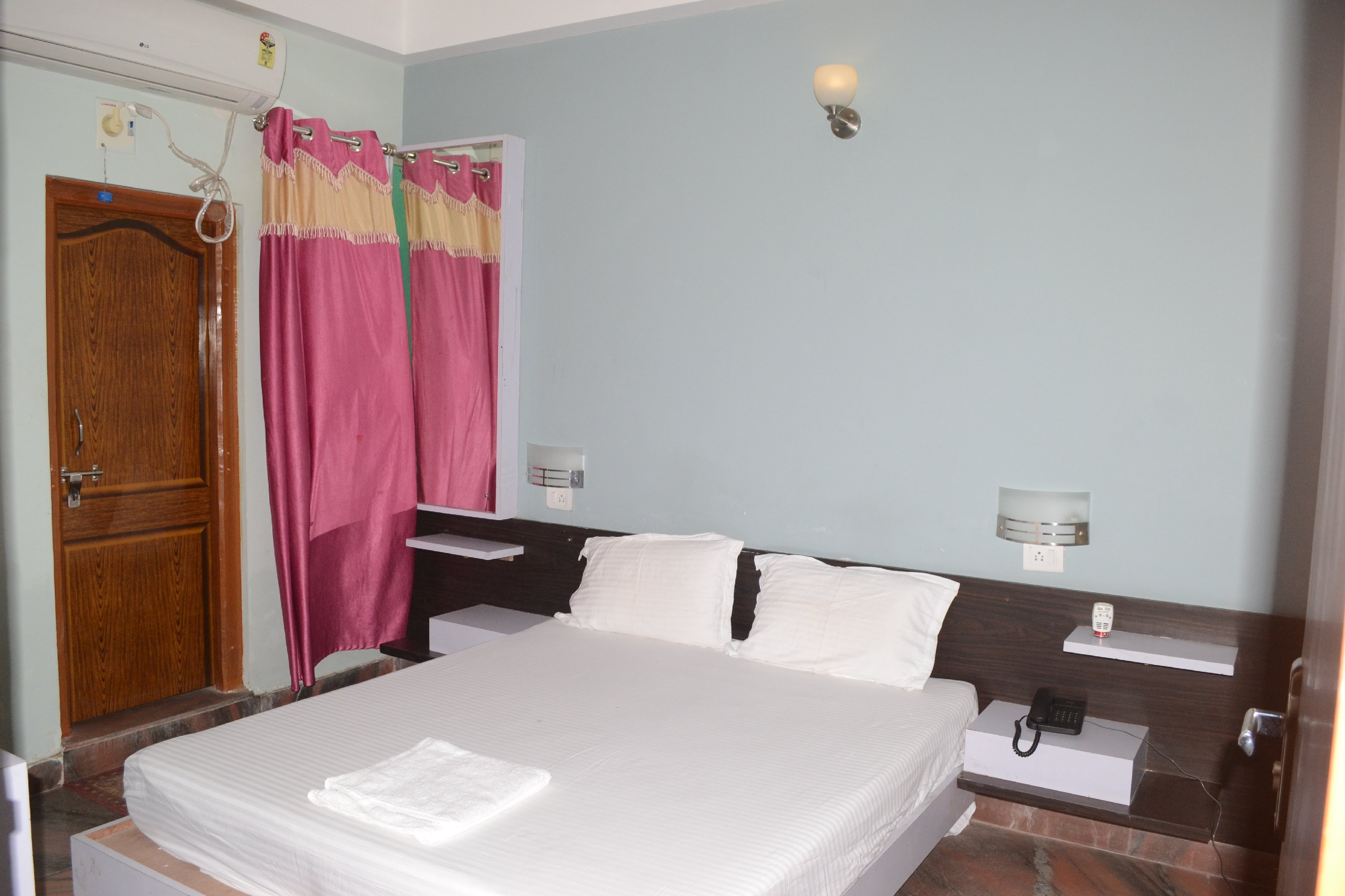 Hotel Srimann Mangalam - Tap to explore photos