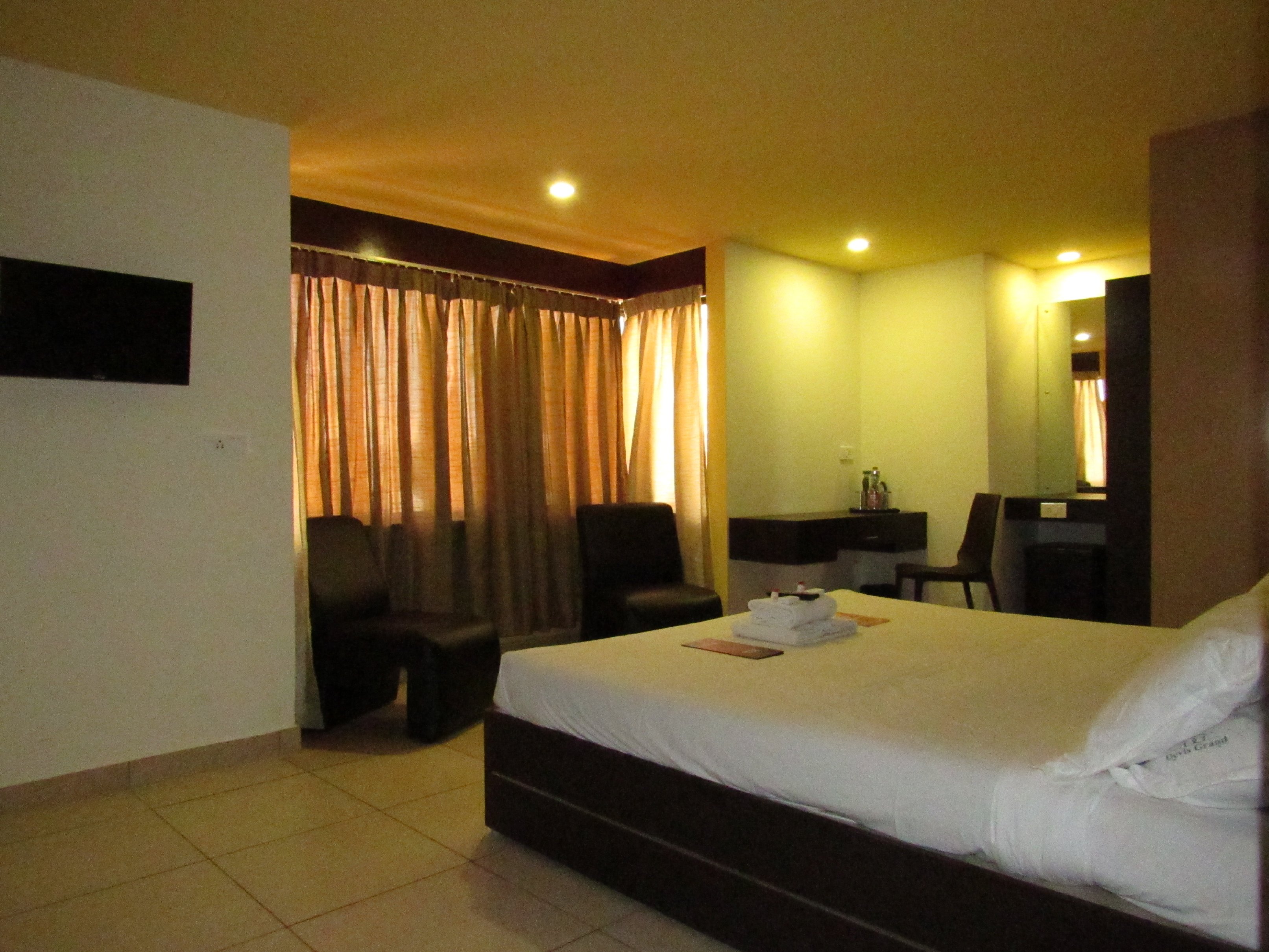 Devis Grand - Tap to explore photos