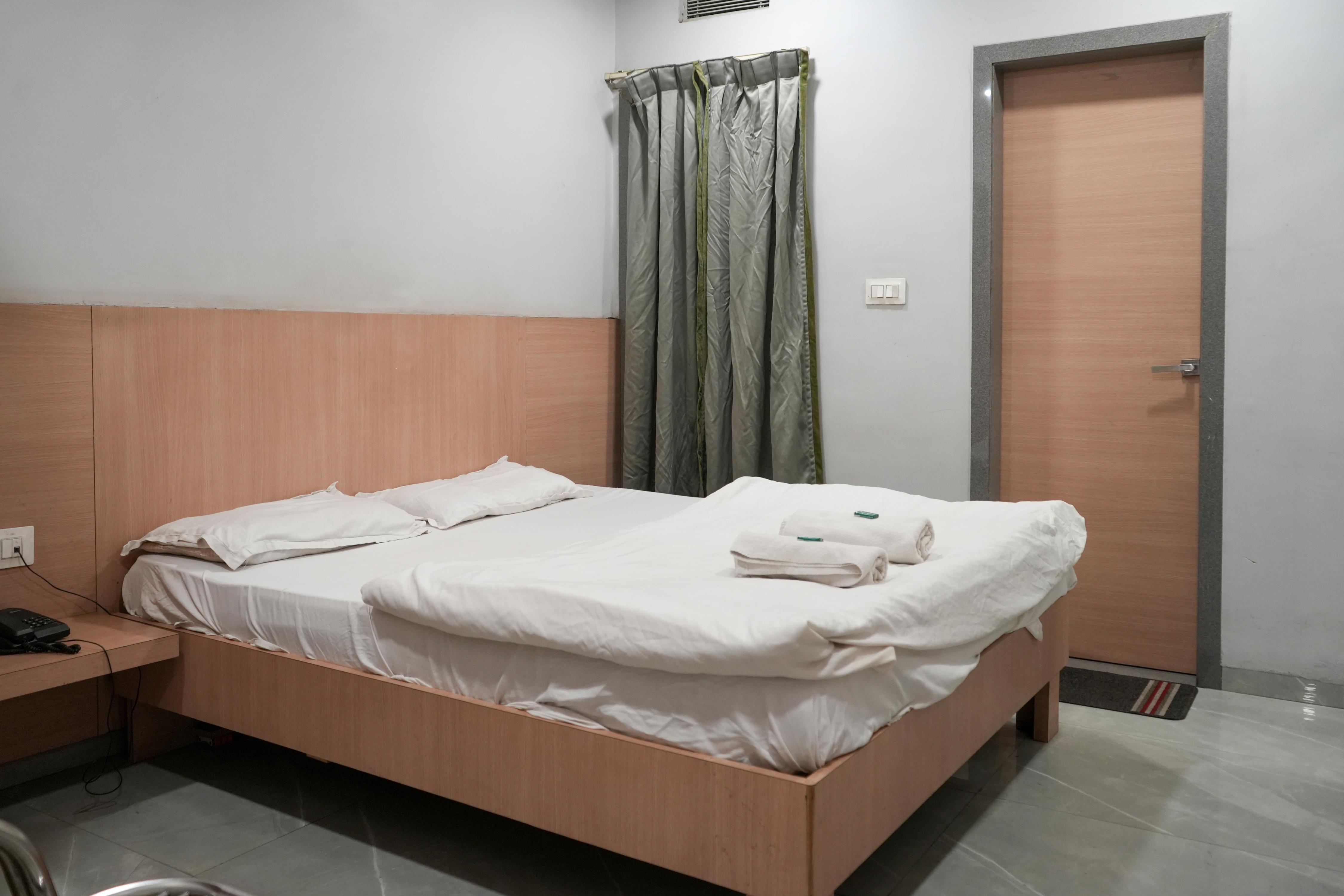 Hotel Trimurty Room Type - Deluxe Double NON AC Bed Room