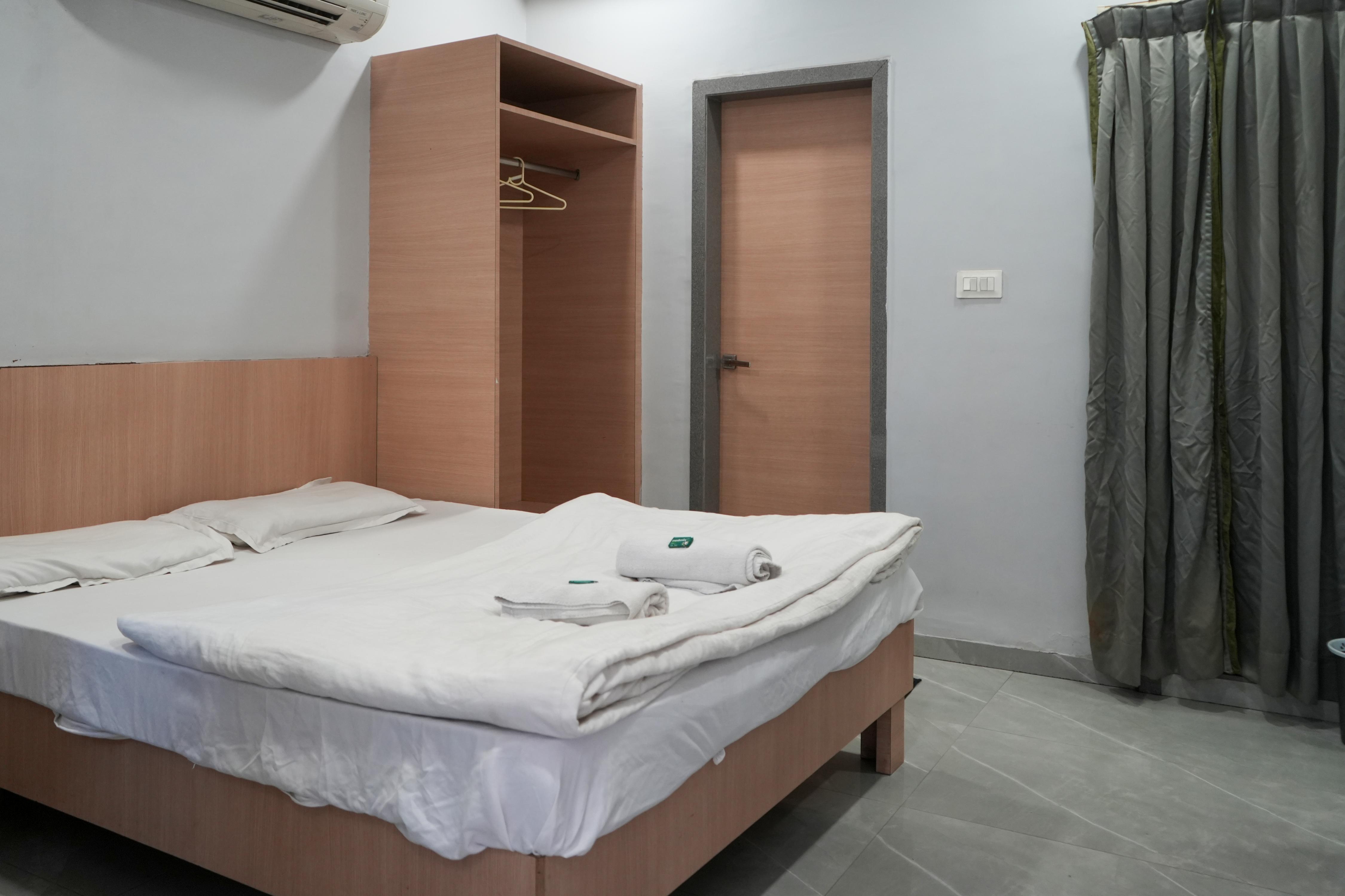 Hotel Trimurty Room Type - Deluxe Double Bed AC