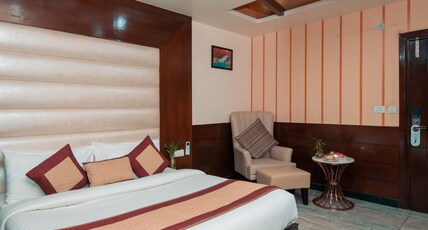The Fern Residency Katra Room Type - Winter Green Premium Room