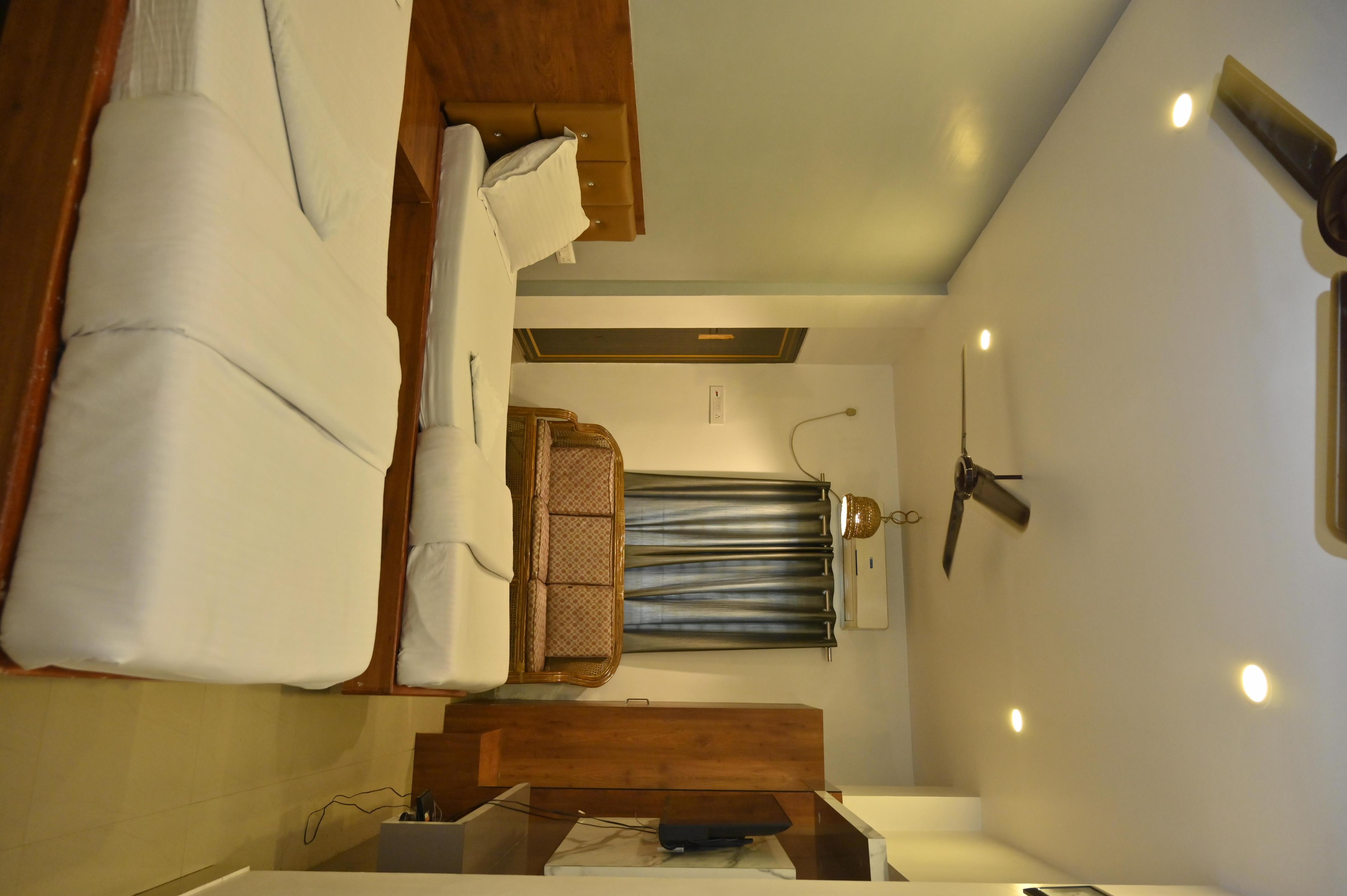 Hotel Himalaya - Tap to explore photos