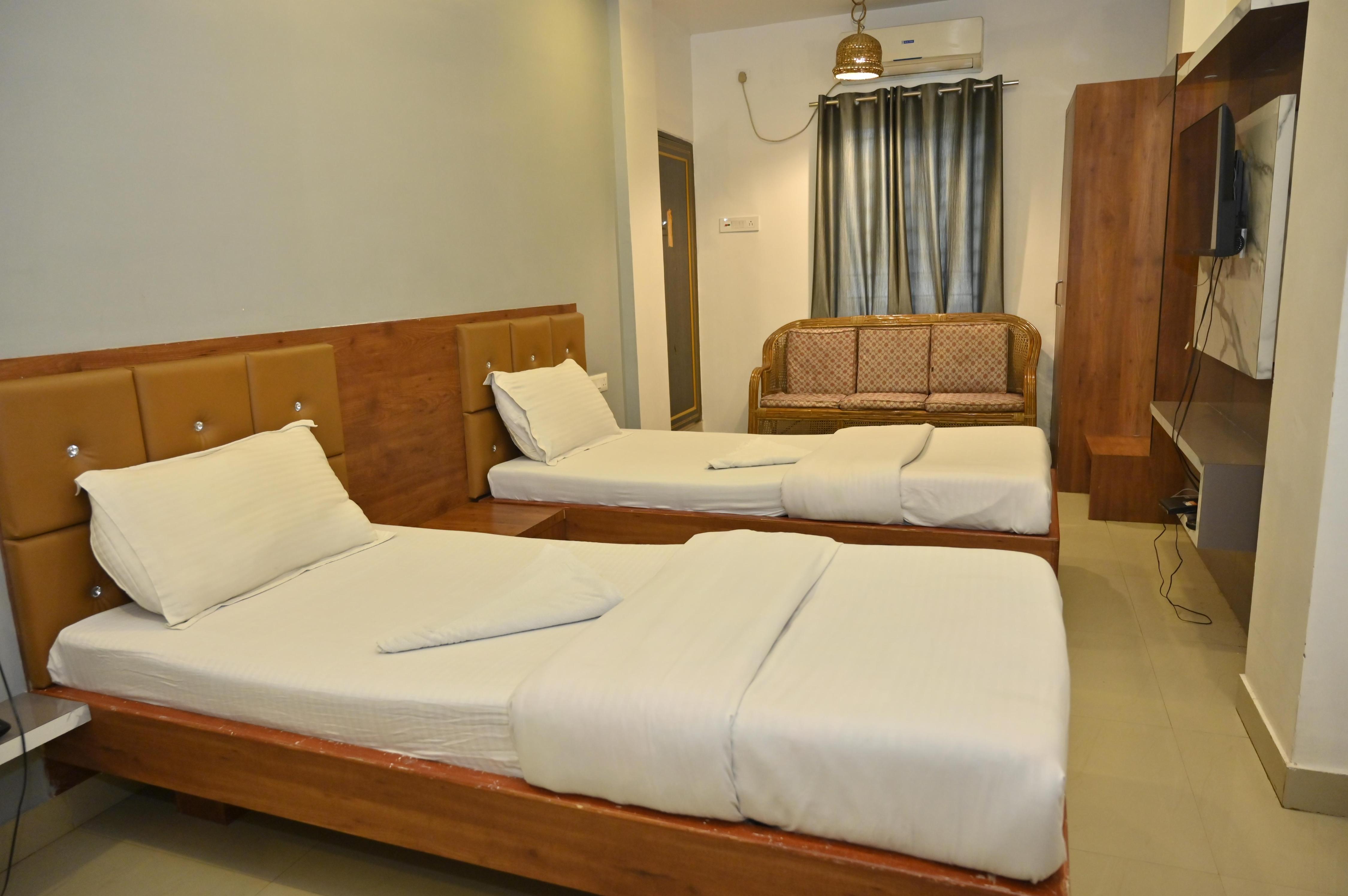 Hotel Himalaya Room Type - DELUXE DOUBLE AC