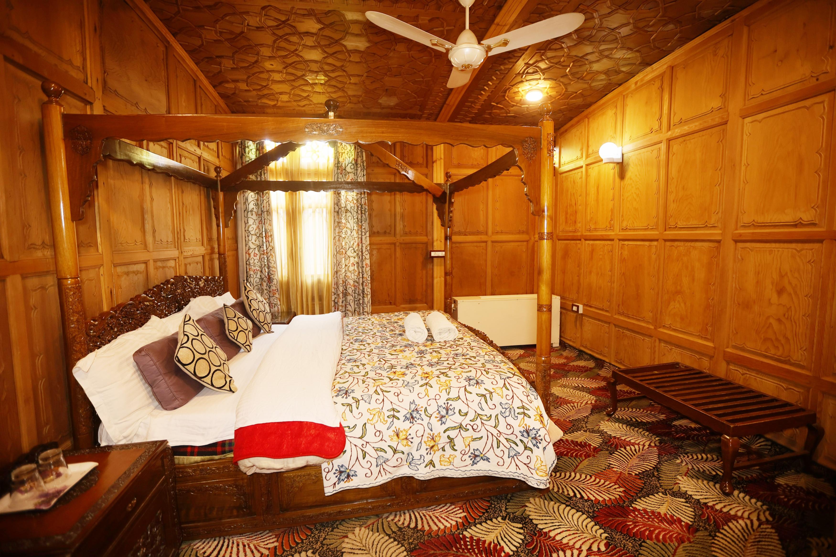 Fair Heaven Eco Luxury Houseboats - Tap to explore photos