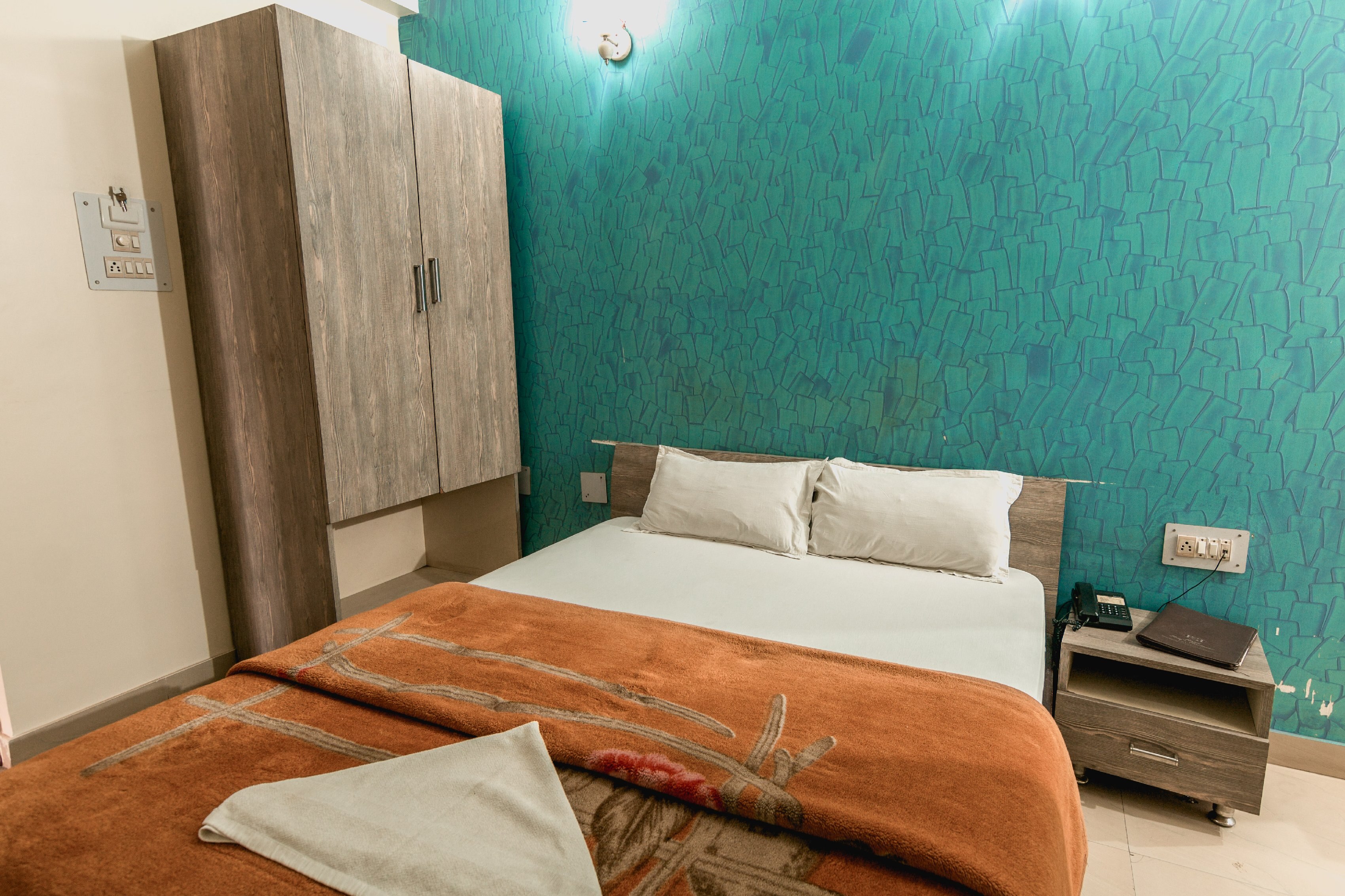 Hotel Roy's harbour - Tap to explore photos