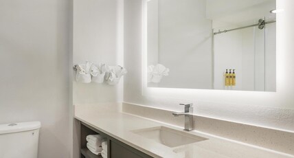 Best Western Plus First Coast Inn & Suites Room Type - 1 King Bed, Non-Smoking, Microwave And Refrigerator, Work Desk, Wi-Fi, Full Breakfast