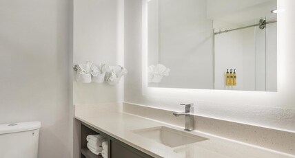 Best Western Plus First Coast Inn & Suites Room Type - 1 King Bed, Non-Smoking, Microwave And Refrigerator, Work Desk, Wi-Fi, Full Breakfast Best Western Plus First Coast Inn & Suites Room Type - 1 King Bed, Non-Smoking, Microwave And Refrigerator, Work Desk, Wi-Fi, Full Breakfast