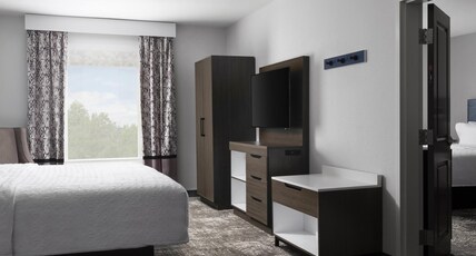 Hampton Inn & Suites Dallas-DFW ARPT W-SH 183 Hurst Room Type - 1 KING 2 QUEENS FAMILY STE