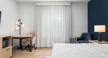 Hampton Inn by Hilton New Smyrna Beach Room Type - 1 KNG ACC ROLLIN SHWR NS