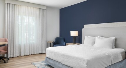 Hampton Inn by Hilton New Smyrna Beach Room Type - 1 KING ACC W TUB NON SMOK