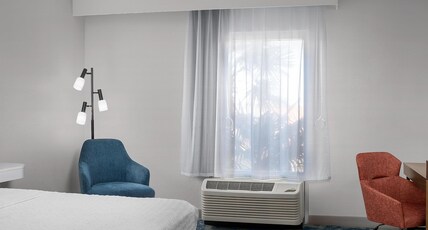 Hampton Inn & Suites by Hilton Clinton - I-26 Room Type - 1 KNG ACCESSIBLE TUB NS