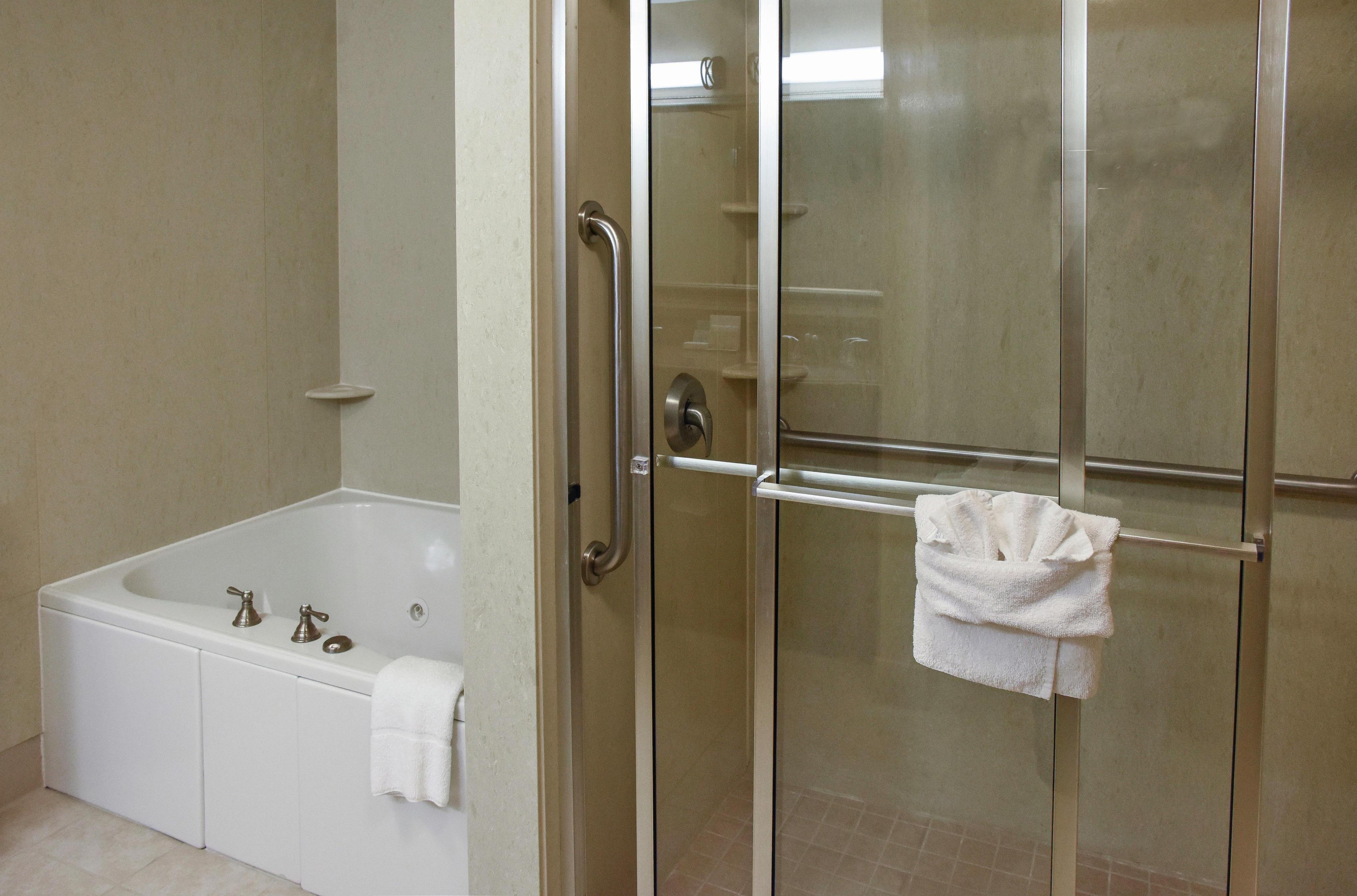 Hampton Inn & Suites by Hilton Youngstown-Canfield - Tap to explore photos