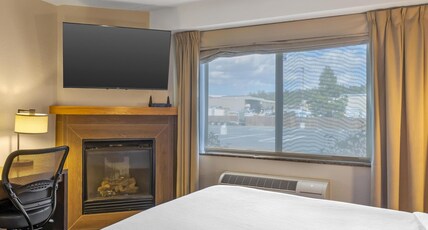 Best Western Plus McCall Lodge & Suites Room Type - Accessible - Suite 1 King Bed, Mobility Accessible, Communication Assistance, Roll In Shower, Whirlp Best Western Plus McCall Lodge & Suites Room Type - Accessible - Suite 1 King Bed, Mobility Accessible, Communication Assistance, Roll In Shower, Whirlp