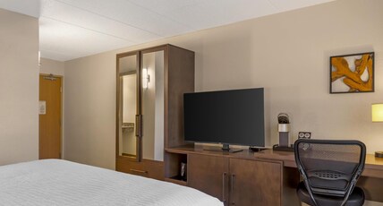 Best Western Plus McCall Lodge & Suites Room Type - Accessible - 1 King, Mobility Accessible, Communication Assistance, Roll In Shower, Microwave And Re Best Western Plus McCall Lodge & Suites Room Type - Accessible - 1 King, Mobility Accessible, Communication Assistance, Roll In Shower, Microwave And Re
