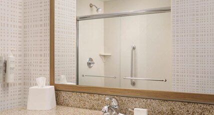 Hampton Inn by Hilton Thomson Room Type - 1 KING BED NONSMOKING