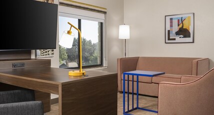 Hampton Inn & Suites Mansfield, TX Room Type - 1KNG STUDIO SOFABED NOSMOK