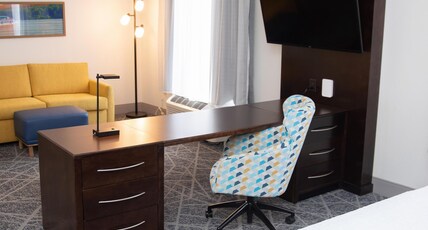 Hampton Inn & Suites by Hilton Williamsport-Faxon Exit Room Type - 1KN STDO MIC FRIDG WTBR NS