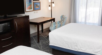 Hampton Inn & Suites by Hilton Williamsport-Faxon Exit Room Type - 2 QNS MICROWV FRIDGE NS