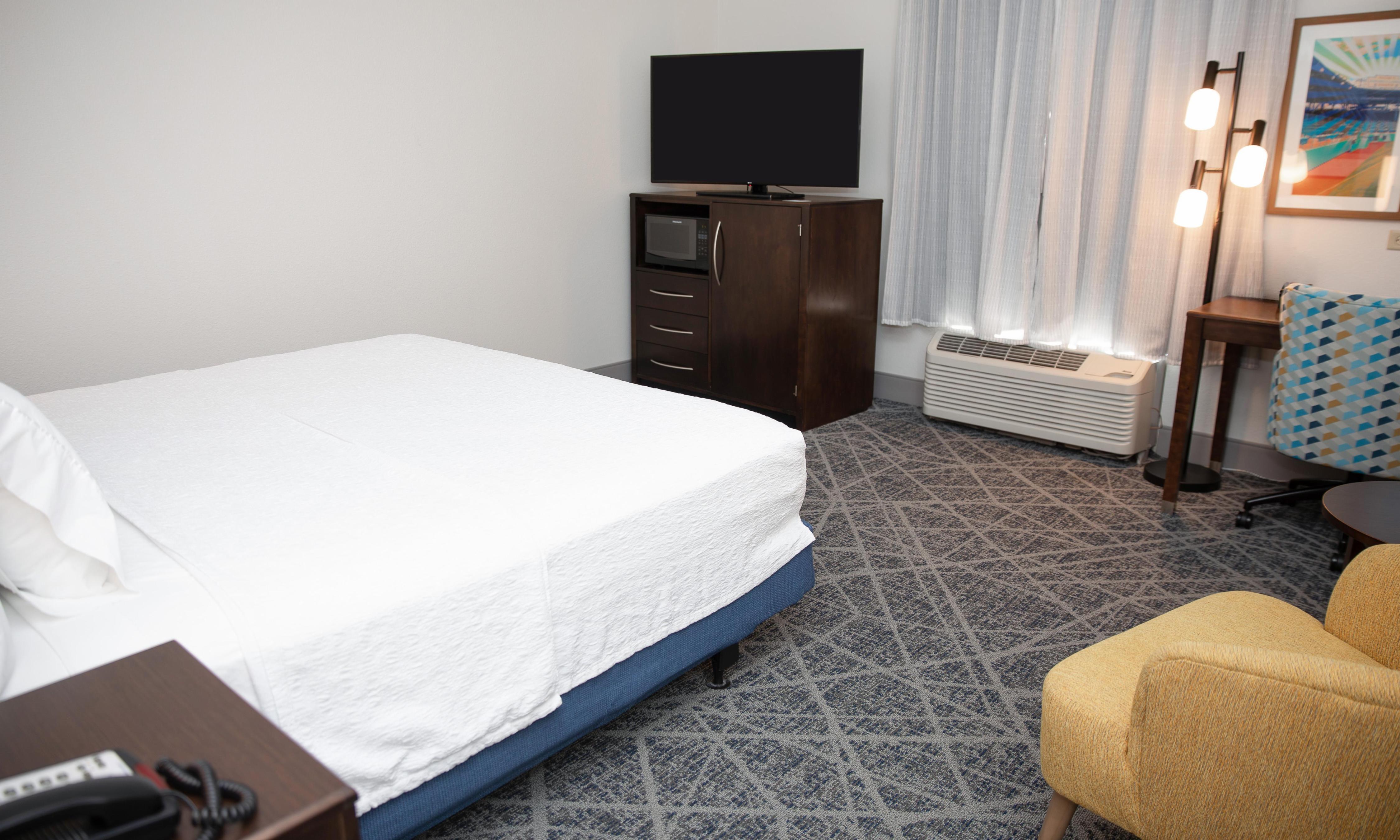 Hampton Inn & Suites by Hilton Williamsport-Faxon Exit Room Type - 1 KING MICROWV FRIDGE NS