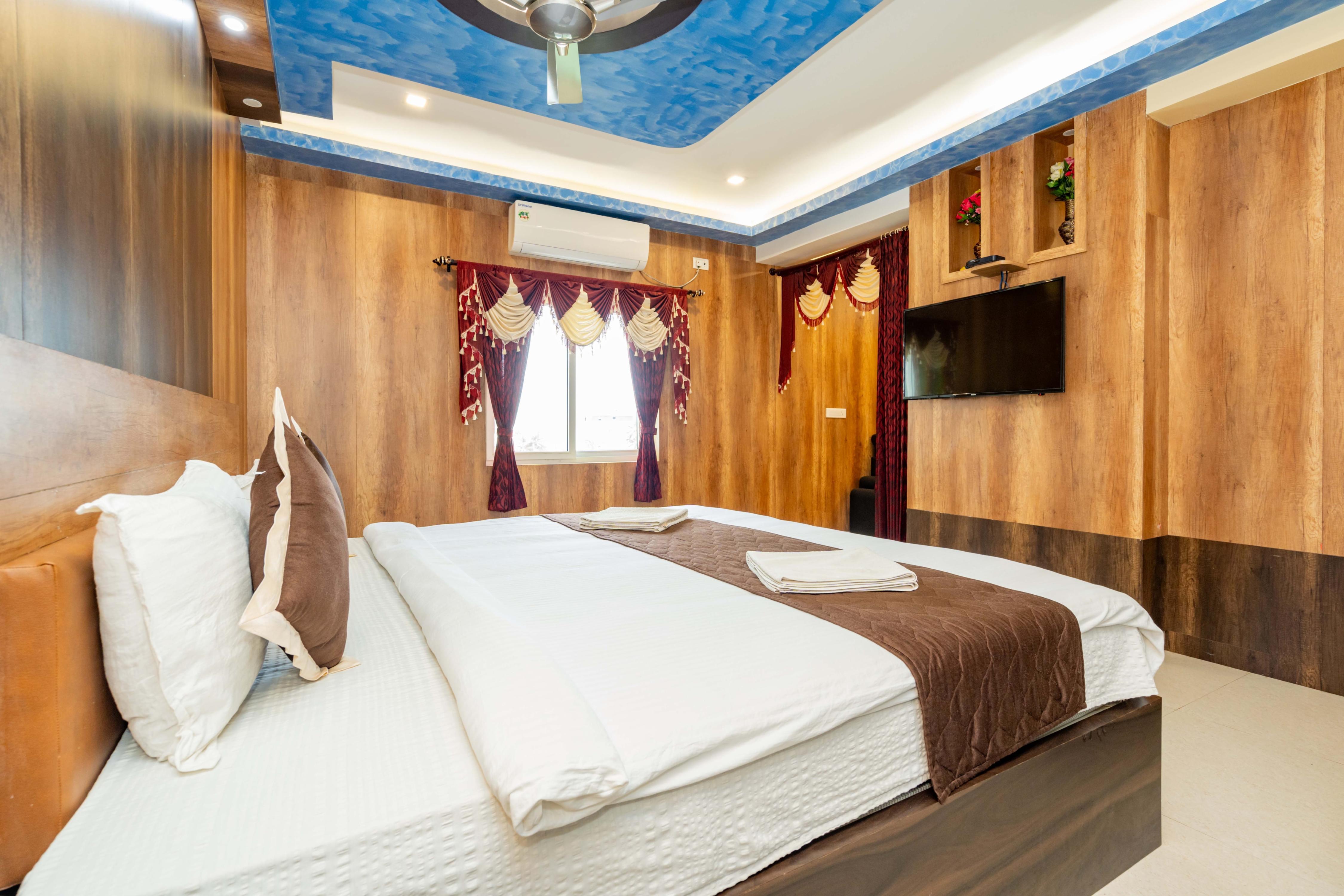 SDM Golden Tower - Tap to explore photos