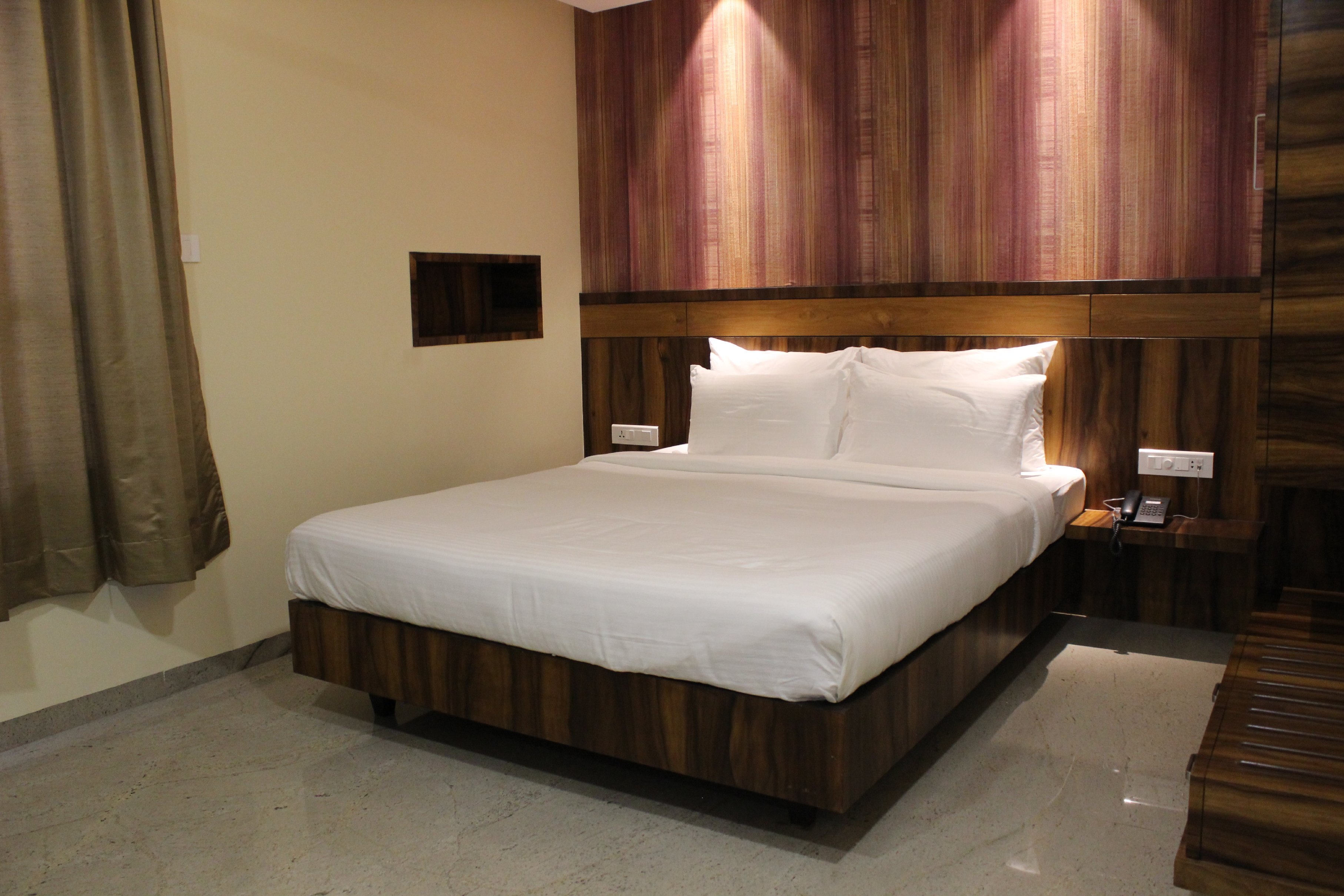 Hotel Silver Oak 7 Minutes Walk to Mahalaxmi Temple - Tap to explore photos