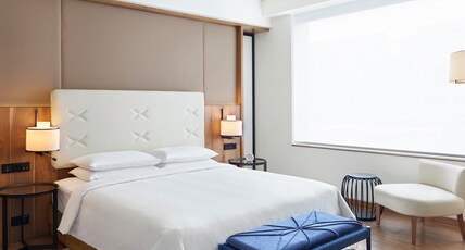 Andaz Delhi, by Hyatt Room Type - Andaz King Suite with Living Room, Bathtub and Social Hours