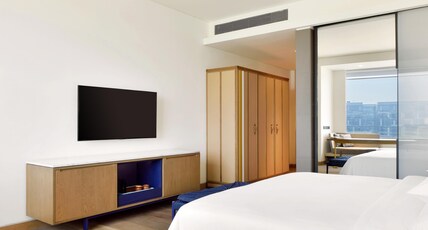Andaz Delhi, by Hyatt Room Type - Andaz King-Runway View