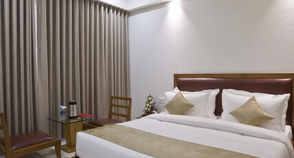 Hotel Rezaas Room Type - Executive King Bed Room
