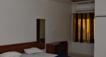 Hotel Golden Room Type - ROYAL AC ROOM